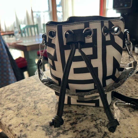 Geometric Black and White Bucket Bag - Picture 3 of 9